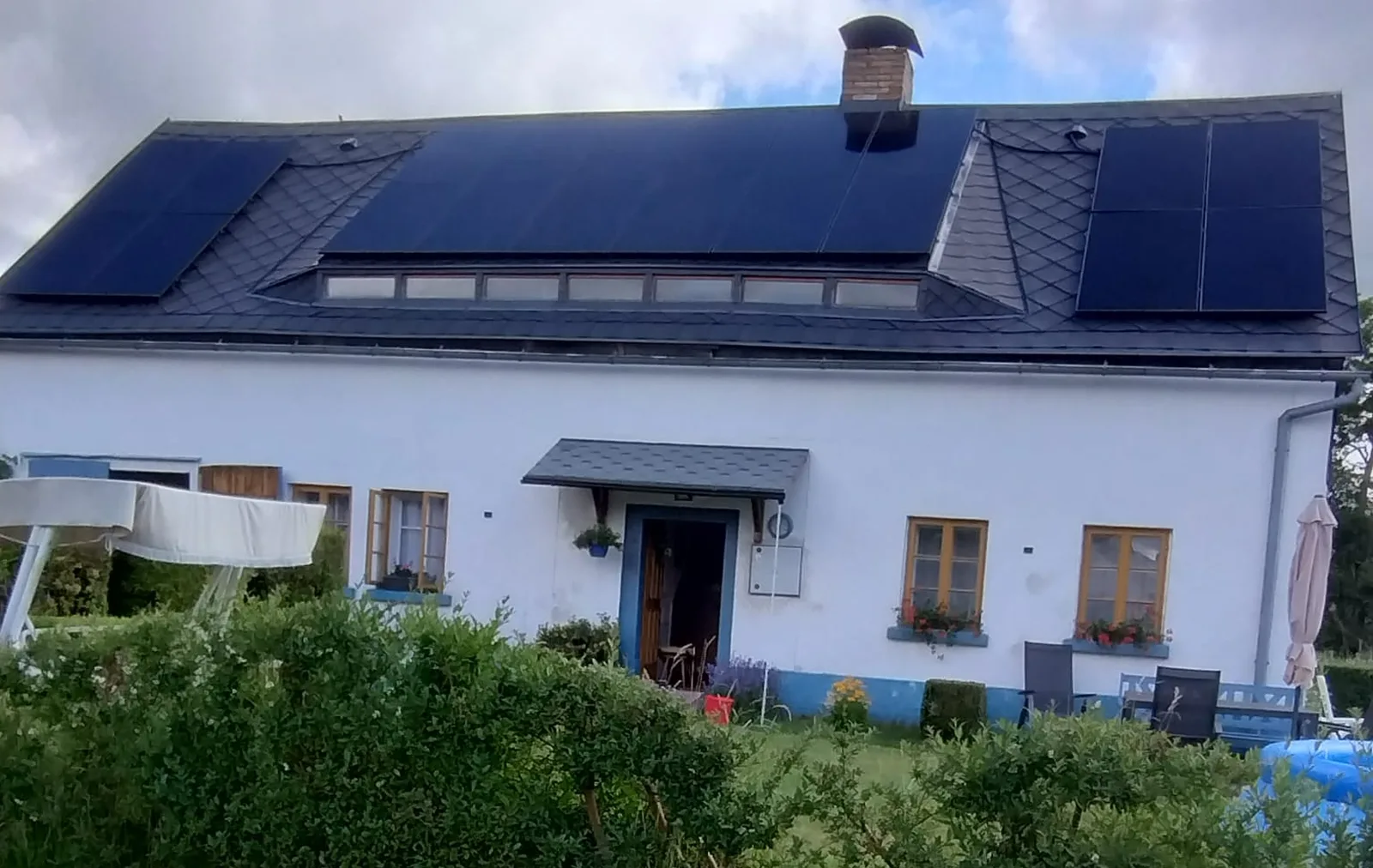 Reálná instalace: rodinný dům s 10kW fotovoltaikou na břidlicové střeše